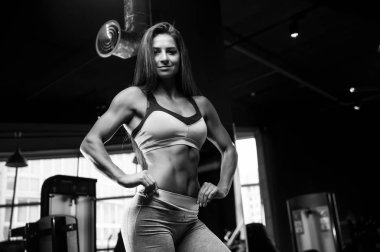 Güzel güçlü seksi atletik genç beyaz fitness kız abs kas pompalama ve vücut geliştirme sağlık diyet ve fitness spor kavram poz spor salonu Eğitim uzun saç egzersiz ile