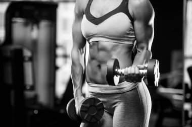 Güzel güçlü seksi atletik genç beyaz fitness kız abs kas pompalama ve vücut geliştirme sağlık diyet ve fitness spor kavram poz spor salonu Eğitim uzun saç egzersiz ile