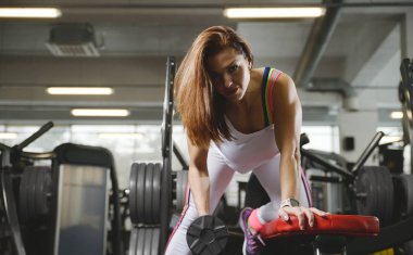 Güzel, seksi, kaslı, genç, beyaz, spor salonunda vücut geliştirme, vücut geliştirme, vücut geliştirme, vücut geliştirme, vücut geliştirme, vücut geliştirme, vücut geliştirme, vücut geliştirme ve vücut geliştirme.