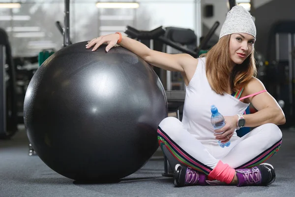 Güzel güçlü seksi atletik Kas Genç beyaz fitness kız spor diyet spor top abs kas egzersiz eğitim ve vücut geliştirme sağlık ve fitness kavramı poz