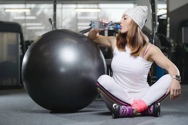 Güzel güçlü seksi atletik Kas Genç beyaz fitness kız spor diyet spor top abs kas egzersiz eğitim ve vücut geliştirme sağlık ve fitness kavramı poz