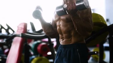 Acımasız güçlü vücut geliştirmeci atletik erkek kasları egzersiz vücut geliştirme kavramı arka plan - kas vücut geliştirmeci yakışıklı erkekler spor salonu çıplak gövde kavramı spor ve diyet egzersiz yapıyor pompalama