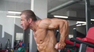Acımasız güçlü vücut geliştirmeci atletik erkek kasları egzersiz vücut geliştirme kavramı arka plan - kas vücut geliştirmeci yakışıklı erkekler spor salonu çıplak gövde kavramı spor ve diyet egzersiz yapıyor pompalama