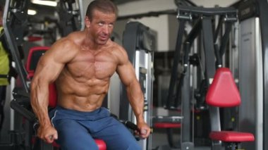 Acımasız güçlü vücut geliştirmeci atletik erkek kasları egzersiz vücut geliştirme kavramı arka plan - kas vücut geliştirmeci yakışıklı erkekler spor salonu çıplak gövde kavramı spor ve diyet egzersiz yapıyor pompalama