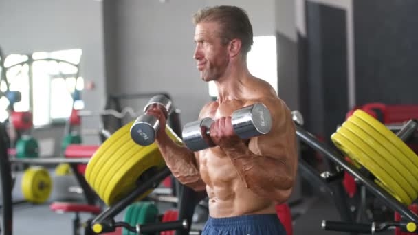 Brutal Forte Fisiculturista Atlético Homem Bombeamento Até Músculos Treino Musculação — Vídeo de Stock