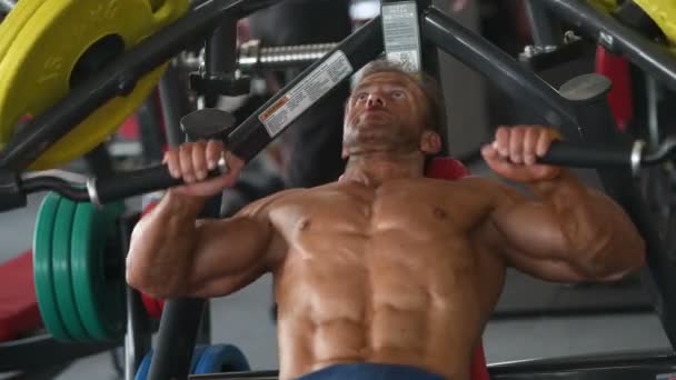Brutal Fort Bodybuilder Homme Athlétique Pompage Vers Haut Muscles Entraînement — Video