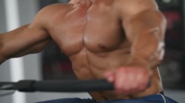 Acımasız güçlü vücut geliştirmeci atletik erkek kasları egzersiz vücut geliştirme kavramı arka plan - kas vücut geliştirmeci yakışıklı erkekler spor salonu çıplak gövde kavramı spor ve diyet egzersiz yapıyor pompalama