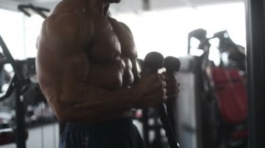 Acımasız güçlü vücut geliştirmeci atletik erkek kasları egzersiz vücut geliştirme kavramı arka plan - kas vücut geliştirmeci yakışıklı erkekler spor salonu çıplak gövde kavramı spor ve diyet egzersiz yapıyor pompalama