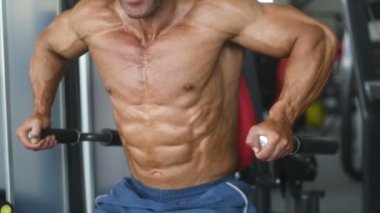 Acımasız güçlü vücut geliştirmeci atletik erkek kasları egzersiz vücut geliştirme kavramı arka plan - kas vücut geliştirmeci yakışıklı erkekler spor salonu çıplak gövde spor ve diyet yavaş hareket kavramı alýþtýrmalarda yapıyor pompalama