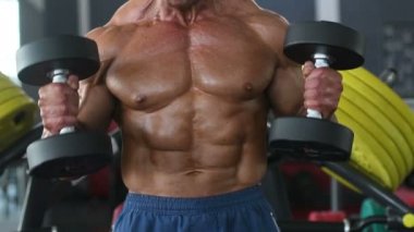 Acımasız güçlü vücut geliştirmeci atletik erkek kasları egzersiz vücut geliştirme kavramı arka plan - kas vücut geliştirmeci yakışıklı erkekler spor salonu çıplak gövde spor ve diyet yavaş hareket kavramı alýþtýrmalarda yapıyor pompalama