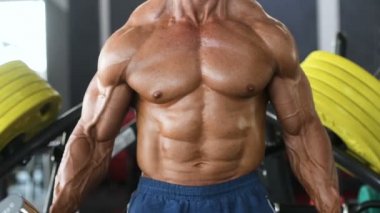 Acımasız güçlü vücut geliştirmeci atletik erkek kasları egzersiz vücut geliştirme kavramı arka plan - kas vücut geliştirmeci yakışıklı erkekler spor salonu çıplak gövde spor ve diyet yavaş hareket kavramı alýþtýrmalarda yapıyor pompalama