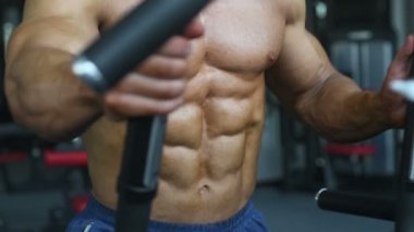 Acımasız güçlü vücut geliştirmeci atletik erkek kasları egzersiz vücut geliştirme kavramı arka plan - kas vücut geliştirmeci yakışıklı erkekler spor salonu çıplak gövde spor ve diyet yavaş hareket kavramı alýþtýrmalarda yapıyor pompalama