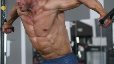 Acımasız güçlü vücut geliştirmeci atletik erkek kasları egzersiz vücut geliştirme kavramı arka plan - kas vücut geliştirmeci yakışıklı erkekler spor salonu çıplak gövde spor ve diyet yavaş hareket kavramı alýþtýrmalarda yapıyor pompalama