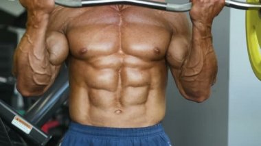 Acımasız güçlü vücut geliştirmeci atletik erkek kasları egzersiz vücut geliştirme kavramı arka plan - kas vücut geliştirmeci yakışıklı erkekler spor salonu çıplak gövde spor ve diyet yavaş hareket kavramı alýþtýrmalarda yapıyor pompalama