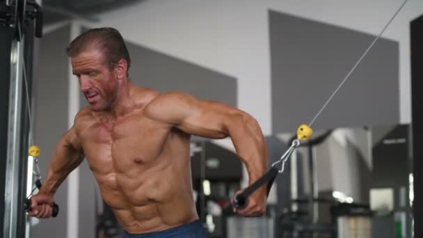 野蛮强壮健美运动员肌肉锻炼健身概念背景 肌肉健美英俊的男子在健身房裸躯干运动和饮食概念的运动 — 图库视频影像