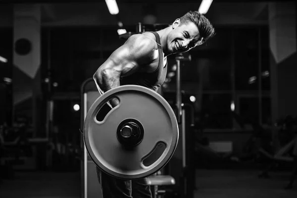 Yakışıklı Formda Kaslı Beyaz Bir Adam Spor Salonunda Antrenman Yapıyor — Stok fotoğraf