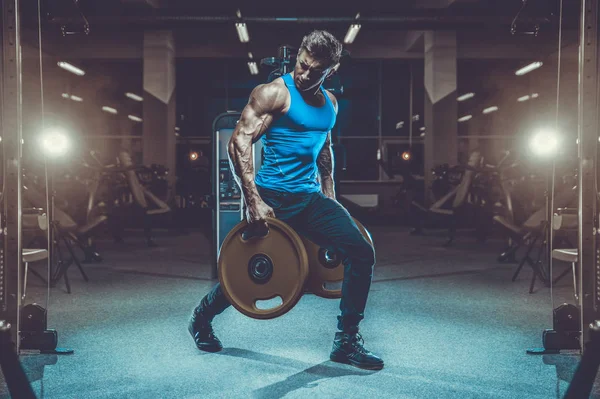 若いフィット筋肉の原因の男性モデル外観のトレーニングジムで体重を汲み上げ筋肉を取得し フィットネスやボディビルディングスポーツの概念をポーズ — ストック写真