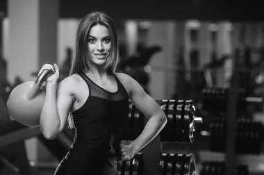 Güzel güçlü seksi atletik genç beyaz fitness kız abs kas pompalama ve vücut geliştirme sağlık diyet ve fitness spor kavram poz spor salonu Eğitim uzun saç egzersiz ile