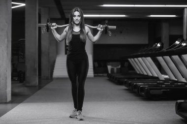 Güzel güçlü seksi atletik genç beyaz fitness kız abs kas pompalama ve vücut geliştirme sağlık diyet ve fitness spor kavram poz spor salonu Eğitim uzun saç egzersiz ile