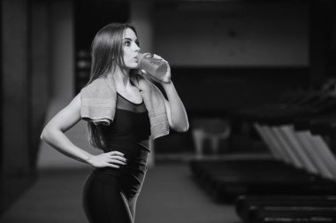 Güzel güçlü seksi atletik genç beyaz fitness kız abs kas pompalama ve vücut geliştirme sağlık diyet ve fitness spor kavram poz spor salonu Eğitim uzun saç egzersiz ile