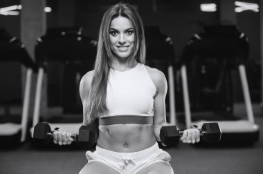 Güzel güçlü seksi atletik genç beyaz fitness kız abs kas pompalama ve vücut geliştirme sağlık diyet ve fitness spor kavram poz spor salonu Eğitim uzun saç egzersiz ile