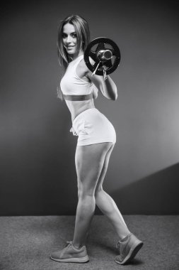 Güzel güçlü seksi atletik genç beyaz fitness kız abs kas pompalama ve vücut geliştirme sağlık diyet ve fitness spor kavram poz spor salonu Eğitim uzun saç egzersiz ile