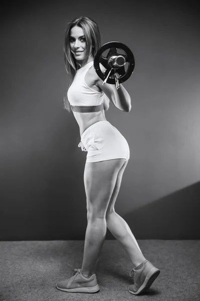 長い髪のエクササイズ腹筋の筋肉をポンピングとボディービル医療ダイエットとフィットネス スポーツ コンセプトをポーズのジムでトレーニングで美しい強いセクシーな運動若い白人フィットネス女の子 — ストック写真