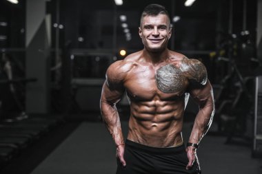 Yakışıklı güçlü vücut geliştirmeci atletik erkek kasları egzersiz vücut geliştirme kavramı arka plan - kas vücut geliştirmeci yakışıklı erkekler spor salonu çıplak gövde kavramı spor ve diyet egzersiz yapıyor pompalama