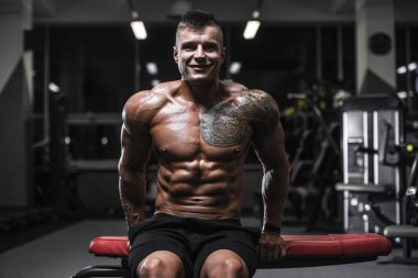 Yakışıklı güçlü vücut geliştirmeci atletik erkek kasları egzersiz vücut geliştirme kavramı arka plan - kas vücut geliştirmeci yakışıklı erkekler spor salonu çıplak gövde kavramı spor ve diyet egzersiz yapıyor pompalama