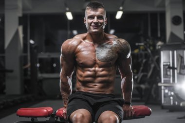 Yakışıklı güçlü vücut geliştirmeci atletik erkek kasları egzersiz vücut geliştirme kavramı arka plan - kas vücut geliştirmeci yakışıklı erkekler spor salonu çıplak gövde kavramı spor ve diyet egzersiz yapıyor pompalama