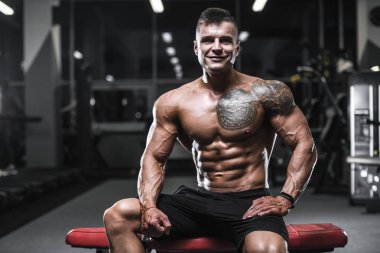 Yakışıklı güçlü vücut geliştirmeci atletik erkek kasları egzersiz vücut geliştirme kavramı arka plan - kas vücut geliştirmeci yakışıklı erkekler spor salonu çıplak gövde kavramı spor ve diyet egzersiz yapıyor pompalama