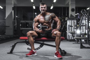Yakışıklı güçlü vücut geliştirmeci atletik erkek kasları egzersiz vücut geliştirme kavramı arka plan - kas vücut geliştirmeci yakışıklı erkekler spor salonu çıplak gövde kavramı spor ve diyet egzersiz yapıyor pompalama