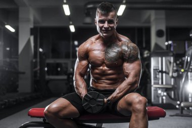 Yakışıklı güçlü vücut geliştirmeci atletik erkek kasları egzersiz vücut geliştirme kavramı arka plan - kas vücut geliştirmeci yakışıklı erkekler spor salonu çıplak gövde kavramı spor ve diyet egzersiz yapıyor pompalama