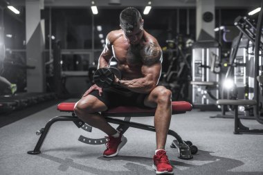 Yakışıklı güçlü vücut geliştirmeci atletik erkek kasları egzersiz vücut geliştirme kavramı arka plan - kas vücut geliştirmeci yakışıklı erkekler spor salonu çıplak gövde kavramı spor ve diyet egzersiz yapıyor pompalama