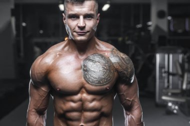 Yakışıklı güçlü vücut geliştirmeci atletik erkek kasları egzersiz vücut geliştirme kavramı arka plan - kas vücut geliştirmeci yakışıklı erkekler spor salonu çıplak gövde kavramı spor ve diyet egzersiz yapıyor pompalama