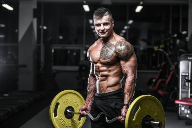 Yakışıklı güçlü vücut geliştirmeci atletik erkek kasları egzersiz vücut geliştirme kavramı arka plan - kas vücut geliştirmeci yakışıklı erkekler spor salonu çıplak gövde kavramı spor ve diyet egzersiz yapıyor pompalama