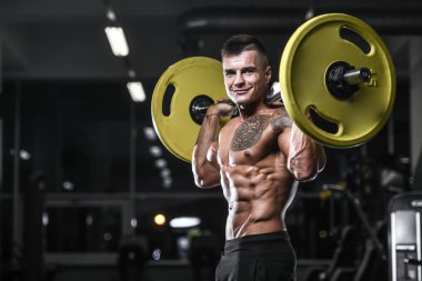 Yakışıklı güçlü vücut geliştirmeci atletik erkek kasları egzersiz vücut geliştirme kavramı arka plan - kas vücut geliştirmeci yakışıklı erkekler spor salonu çıplak gövde kavramı spor ve diyet egzersiz yapıyor pompalama