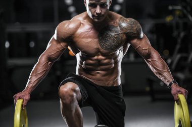 Yakışıklı güçlü vücut geliştirmeci atletik erkek kasları egzersiz vücut geliştirme kavramı arka plan - kas vücut geliştirmeci yakışıklı erkekler spor salonu çıplak gövde kavramı spor ve diyet egzersiz yapıyor pompalama