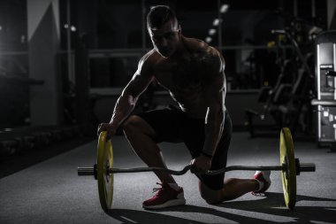 Yakışıklı güçlü vücut geliştirmeci atletik erkek kasları egzersiz vücut geliştirme kavramı arka plan - kas vücut geliştirmeci yakışıklı erkekler spor salonu çıplak gövde kavramı spor ve diyet egzersiz yapıyor pompalama