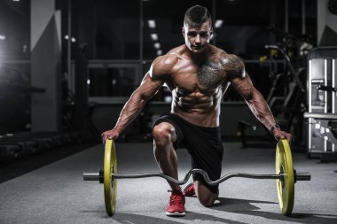 Yakışıklı güçlü vücut geliştirmeci atletik erkek kasları egzersiz vücut geliştirme kavramı arka plan - kas vücut geliştirmeci yakışıklı erkekler spor salonu çıplak gövde kavramı spor ve diyet egzersiz yapıyor pompalama