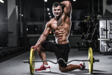 Yakışıklı güçlü vücut geliştirmeci atletik erkek kasları egzersiz vücut geliştirme kavramı arka plan - kas vücut geliştirmeci yakışıklı erkekler spor salonu çıplak gövde kavramı spor ve diyet egzersiz yapıyor pompalama
