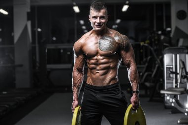 Yakışıklı güçlü vücut geliştirmeci atletik erkek kasları egzersiz vücut geliştirme kavramı arka plan - kas vücut geliştirmeci yakışıklı erkekler spor salonu çıplak gövde kavramı spor ve diyet egzersiz yapıyor pompalama