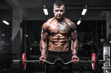 Yakışıklı güçlü vücut geliştirmeci atletik erkek kasları egzersiz vücut geliştirme kavramı arka plan - kas vücut geliştirmeci yakışıklı erkekler spor salonu çıplak gövde kavramı spor ve diyet egzersiz yapıyor pompalama