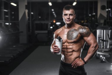 Yakışıklı güçlü vücut geliştirmeci atletik erkek kasları egzersiz vücut geliştirme kavramı arka plan - kas vücut geliştirmeci yakışıklı erkekler spor salonu çıplak gövde kavramı spor ve diyet egzersiz yapıyor pompalama