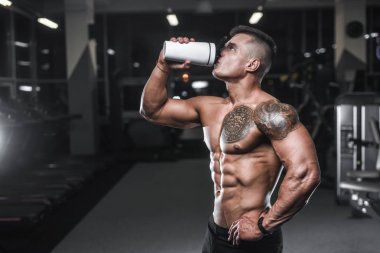 Yakışıklı güçlü vücut geliştirmeci atletik erkek kasları egzersiz vücut geliştirme kavramı arka plan - kas vücut geliştirmeci yakışıklı erkekler spor salonu çıplak gövde kavramı spor ve diyet egzersiz yapıyor pompalama