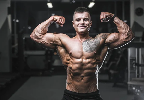 Beau Bodybuilder Fort Homme Athlétique Pompage Vers Haut Muscles Séance — Photo