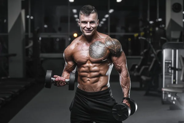 Schöner Starker Bodybuilder Athletischer Mann Der Muskeln Hochpumpt Workout Bodybuilding — Stockfoto
