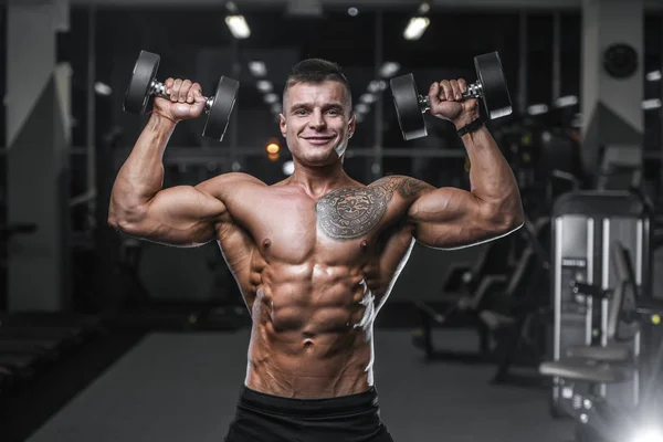 Schöner Starker Bodybuilder Athletischer Mann Der Muskeln Hochpumpt Workout Bodybuilding — Stockfoto