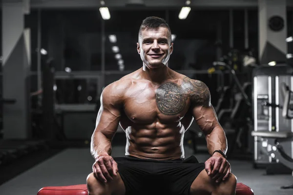 Schöner Starker Bodybuilder Athletischer Mann Der Muskeln Hochpumpt Workout Bodybuilding — Stockfoto