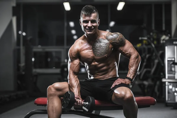 Bonito Homem Atlético Forte Fisiculturista Bombeando Músculos Treino Musculação Conceito — Fotografia de Stock